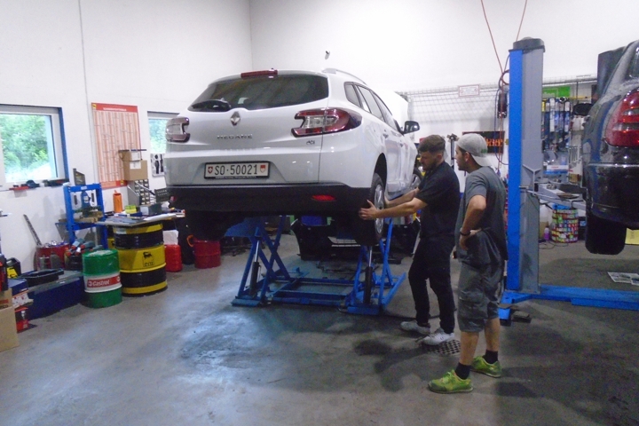 Fahrzeug auf einer Hebebühne