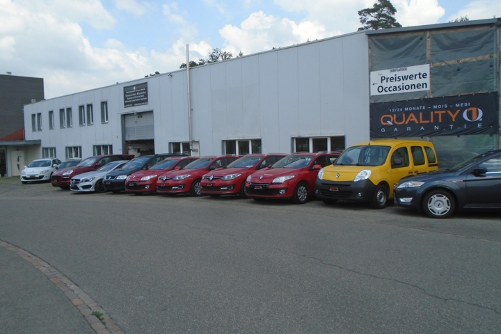 Autos vor der Garage