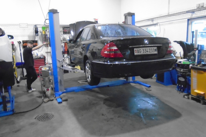 Fahrzeug auf einer Hebebühne